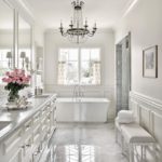 Beyaz klasik mermer zemin banyosu