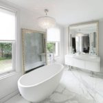 Özel bir evde beyaz klasik banyo