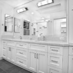 Gri karo zemin ve beyaz granit tezgah ile beyaz banyo