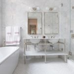 Açık gri petek fayans beyaz banyo duvarları