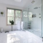 Yerdeki mermer fayanslı özel bir evde beyaz banyo
