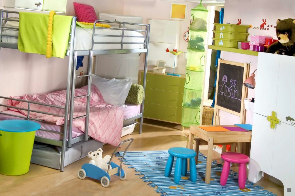 Dizajn dječje sobe za dvoje kreveta s dvije biseksualne djece