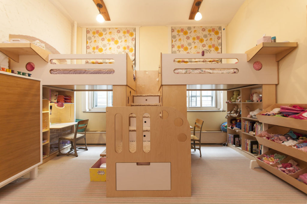 Dizajn dječje sobe za dvoje heteroseksualne djece, krevet iznad stola.