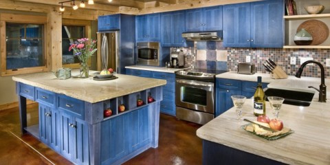 Provanso stiliaus virtuvės privačiame name su levandų rinkiniu dizainas
