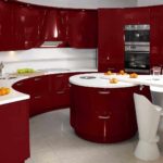idée d'une cuisine rouge intérieure lumineuse