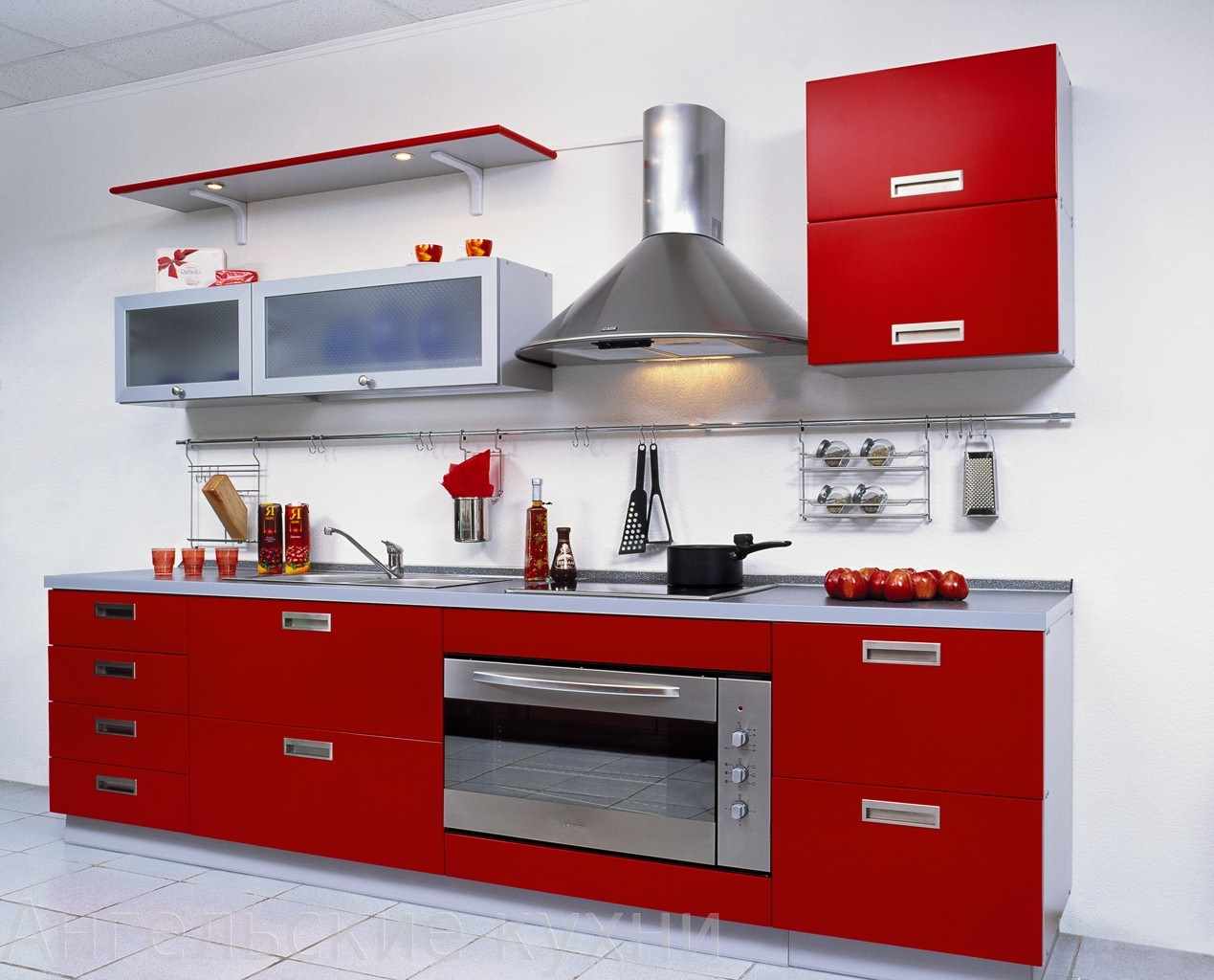 un exemple d'un design inhabituel d'une cuisine rouge