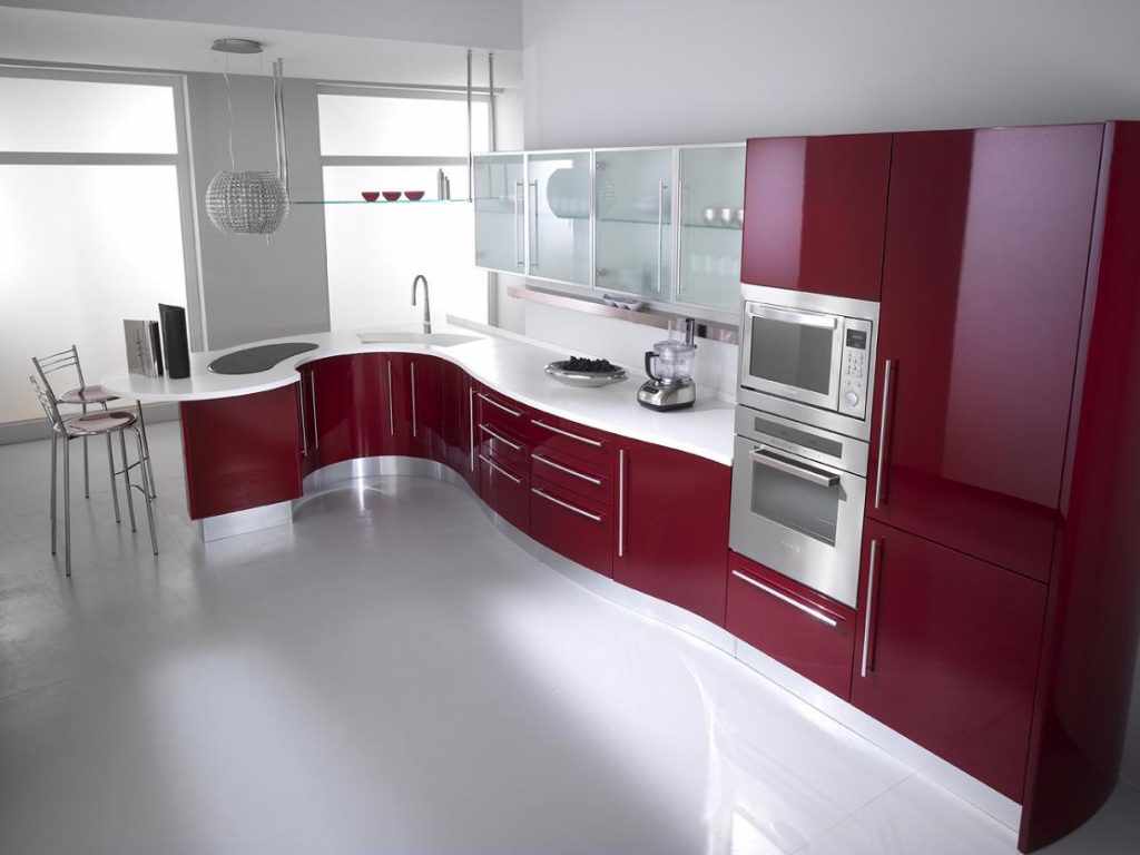 Un exemple d'un intérieur lumineux d'une cuisine rouge