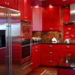 l'idée d'une photo de cuisine rouge intérieure lumineuse