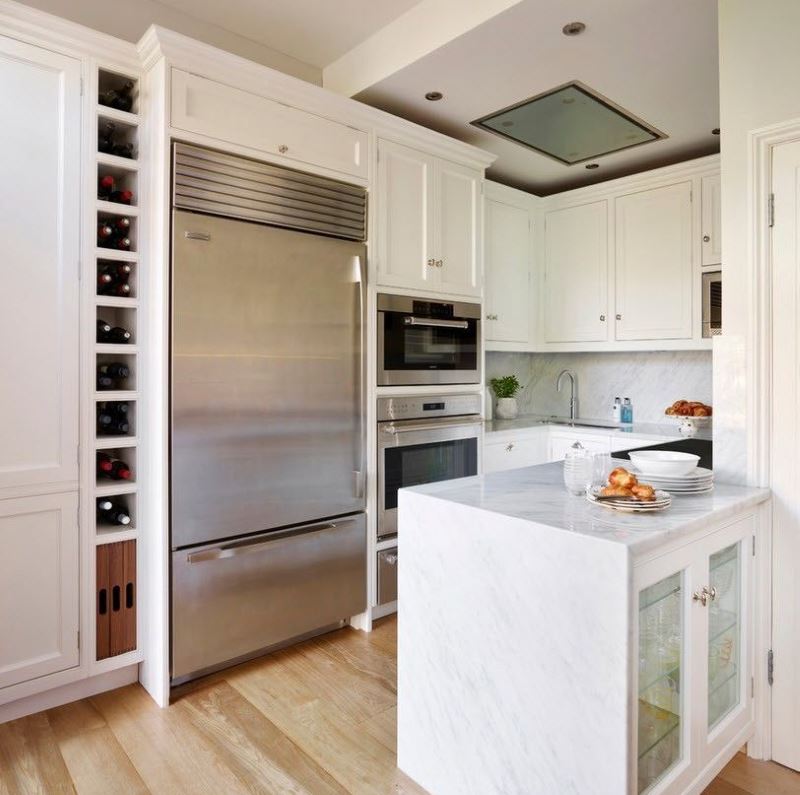 Beyaz mutfak ve paslanmaz çelik buzdolabı