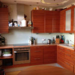 צבע עץ טבעי בעיצוב חלל המטבח