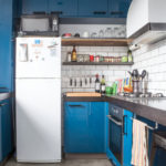 Çok katlı bir binanın mutfağında iki odalı bir buzdolabı üzerinde mikrodalga