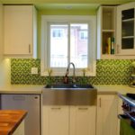 Mutfak önlük üzerinde siyah ve yeşil mozaik