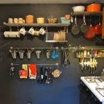 Mutfak eşyaları için açık depolama sistemi