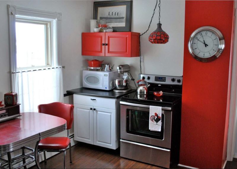 צבע אדום בפנים המטבח 3 על 3 מטר