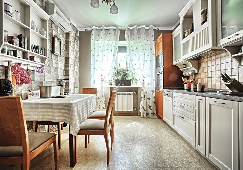 Chaises en bois dans la cuisine dans une maison rustique