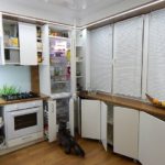 Réfrigérateur encastré dans une petite cuisine