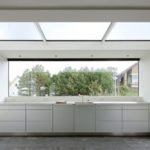 Panoramik camlı özel bir evin mutfağı