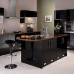 Mutfak mobilyalarının siyah yüzeyleri