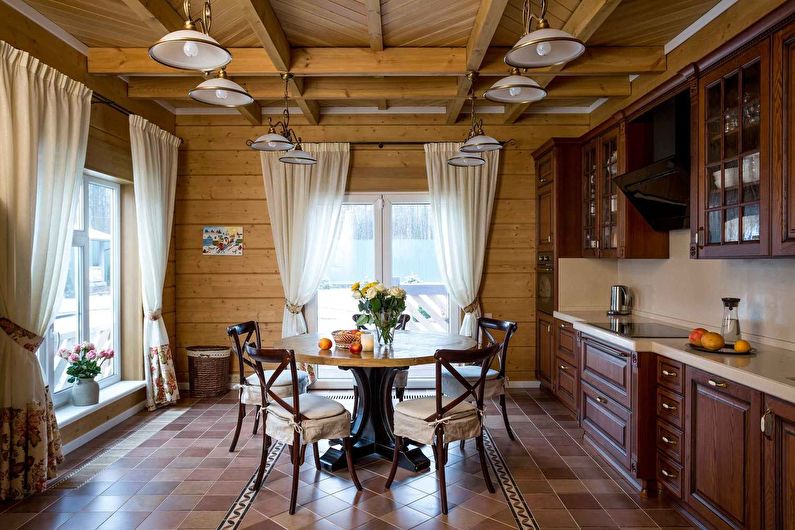 Plafond en bois dans la cuisine de style campagnard