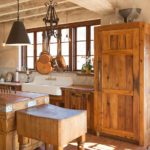 Armoire en bois dans la cuisine d'une maison de campagne