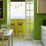 المطبخ باللون الأخضر مع شرفة إعادة بنائها