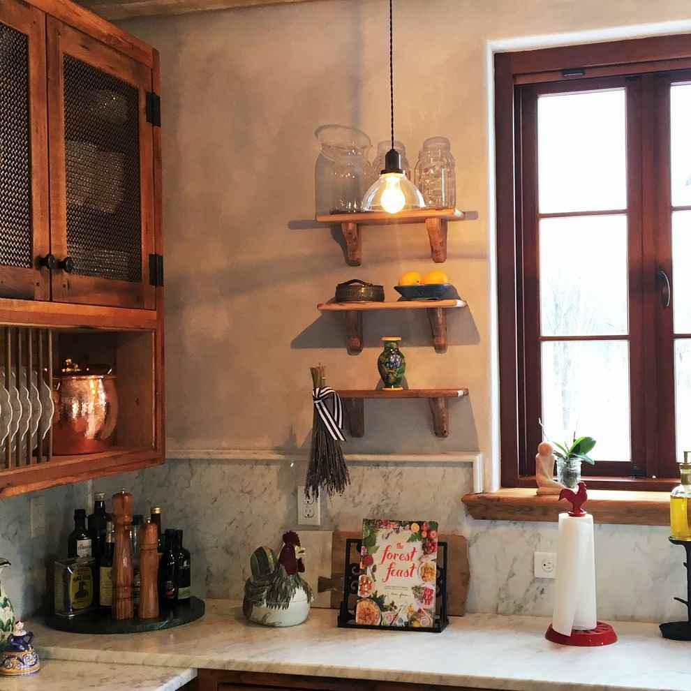 Petites étagères ouvertes sur un mur de cuisine de style campagnard