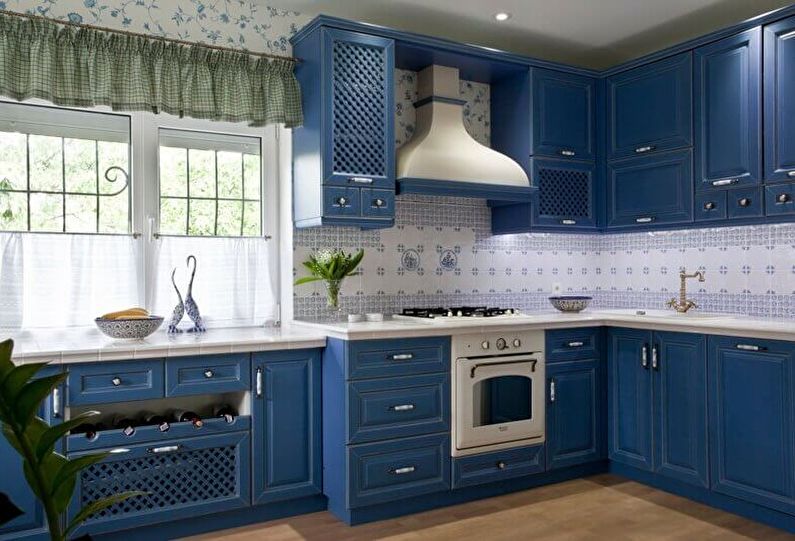 Ensemble de cuisine bleu dans une maison rustique