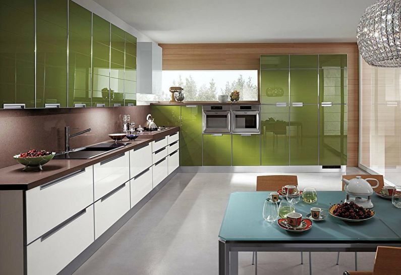 Parlak yüzeyli yeşil mutfak mobilyaları