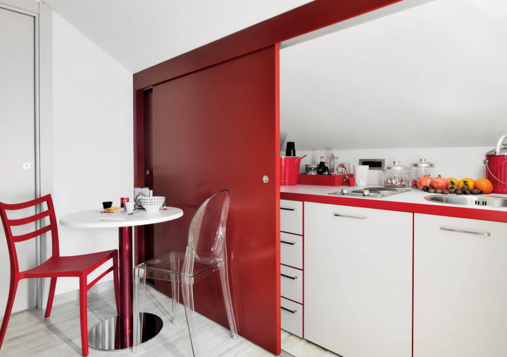 Kırmızı sürgülü kapılar ile mutfak niş