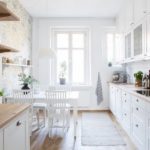 Biela kuchyňa s jedálenským kútom pri okne