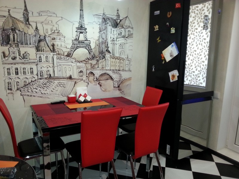 จิตรกรรมฝาผนังติดผนังด้วยภาพปารีสบนผนังห้องครัวในอพาร์ทเมนต์ในเมือง