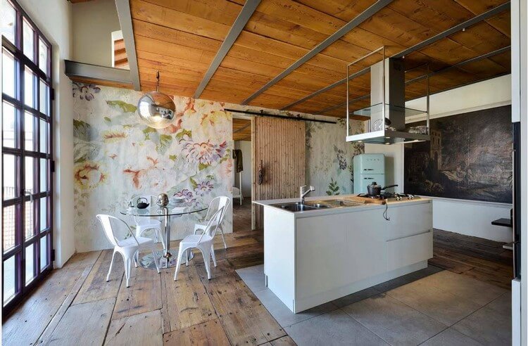 Medinės lubos erdvioje virtuvėje