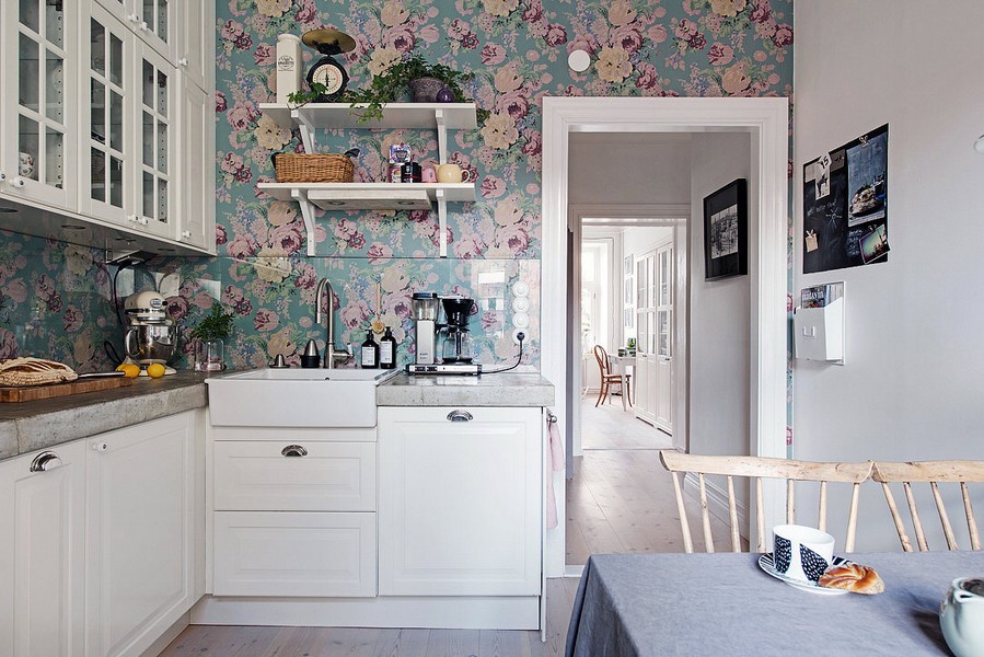 Gėlių tapetai virtuvėje su baltais baldais