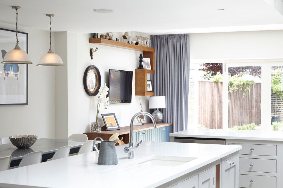White kitchen with trendy gray shades