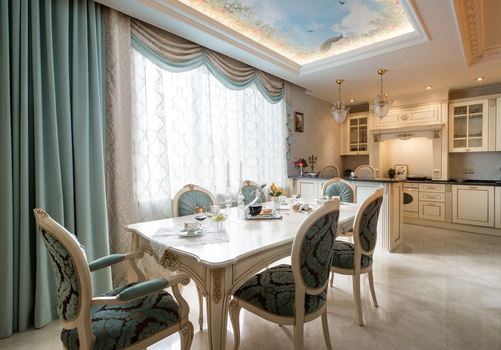 Un rideau turquoise d'une coupe directe dans une cuisine de style classique