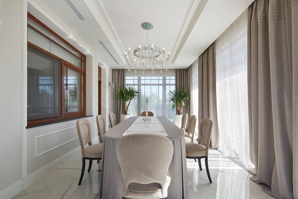 Long curtains in the dining area of ​​the kitchen-dining room