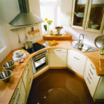 Nestandartinės formos mažos virtuvės interjeras