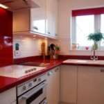 Rood aanrecht van keukenmeubels