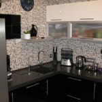 Puiki keraminių plytelių mozaika ant virtuvės sienos