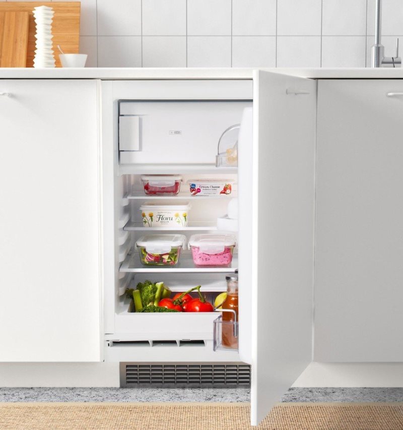 Open de deur van de horizontale koelkast in de keuken van Chroesjtsjov