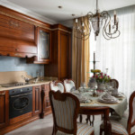 Bruin meubilair in een klassieke keuken