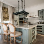 Klassieke keuken met kookeiland en balkon