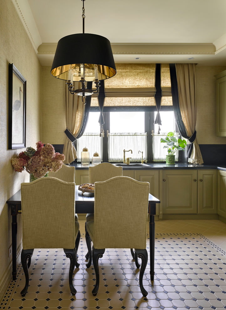 Kombinácia klasických záclon a rímskeho modelu na kuchynskom okne