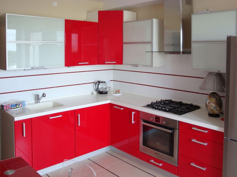 Rode suite in een kleine keuken Chroesjtsjov