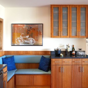 Mėlyna apmušalai virtuvės sofoje
