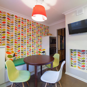 Bright print on the wallpaper in the kitchen