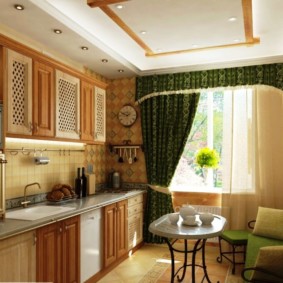 Žali užuolaidos su lambrequin ant virtuvės-svetainės lango