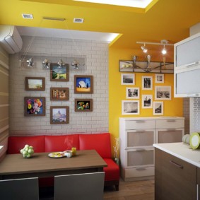 Červená pohovka v kuchyni so žltými stenami