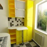 Geel meubilair in een kleine keuken