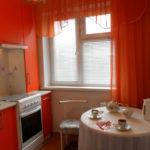 Tulle สีแดงบนหน้าต่างห้องครัว